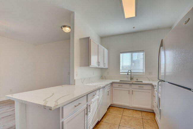 Foto del edificio - CLEAN, move in ready~GATED and super COMMUNITY!
