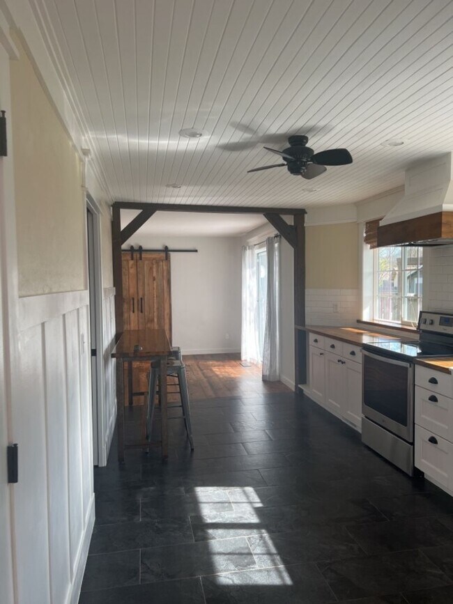 Building Photo - Introducing a stunning 4 bedroom, 2 bath r...
