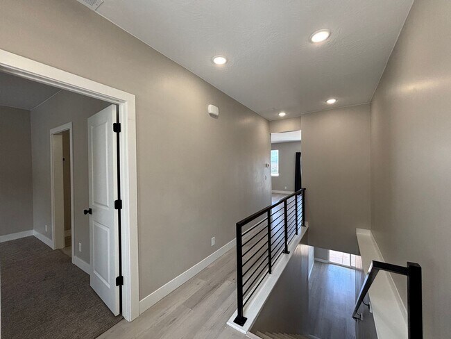 Foto del edificio - SPACIOUS HOME FOR RENT!