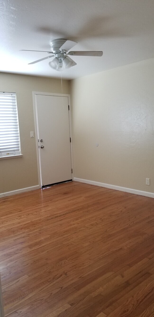 Family Room - 3843 Madeline Dr