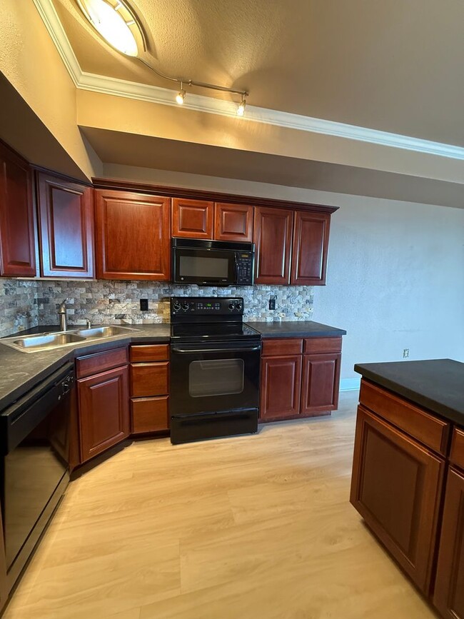Spacious 1bd/1ba TOP FLOOR CONDO! Availabl... - Spacious 1bd/1ba TOP FLOOR CONDO! Availabl...
