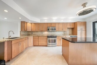 Building Photo - 525 Bayfront Dr