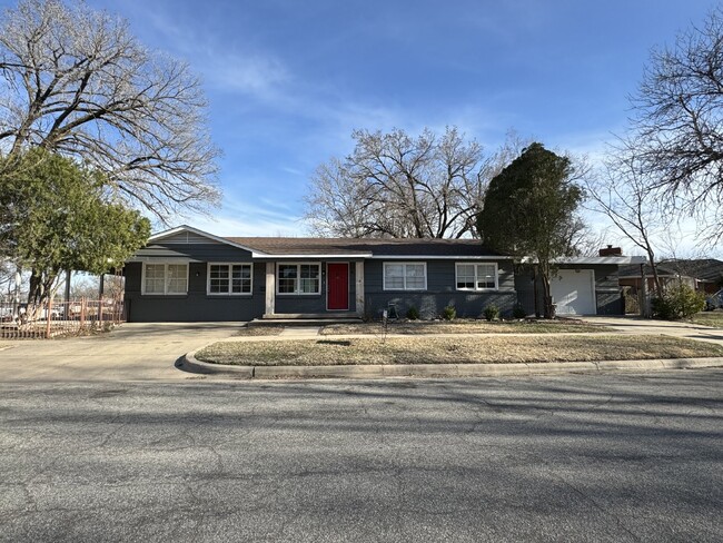 Foto del edificio - Beautiful 4-Bedroom Home with Fenced Yard ...