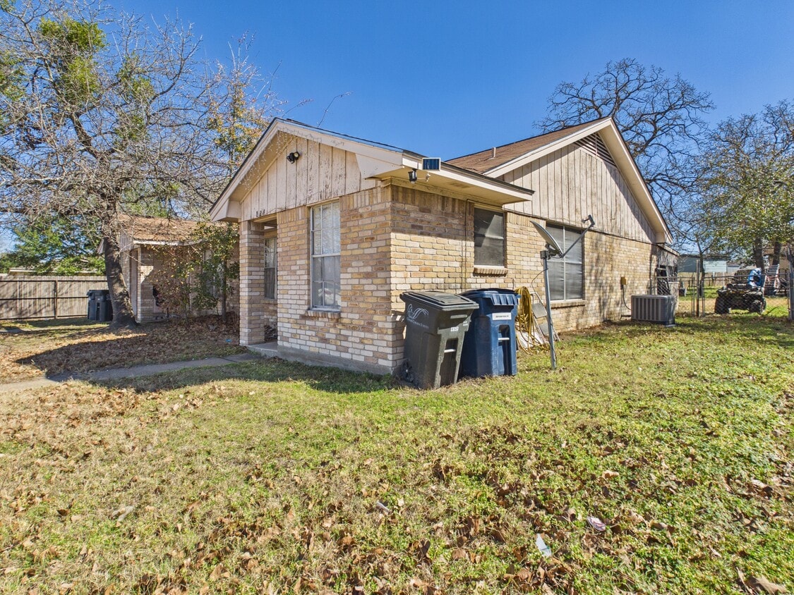 Building Photo - 824 San Saba Dr