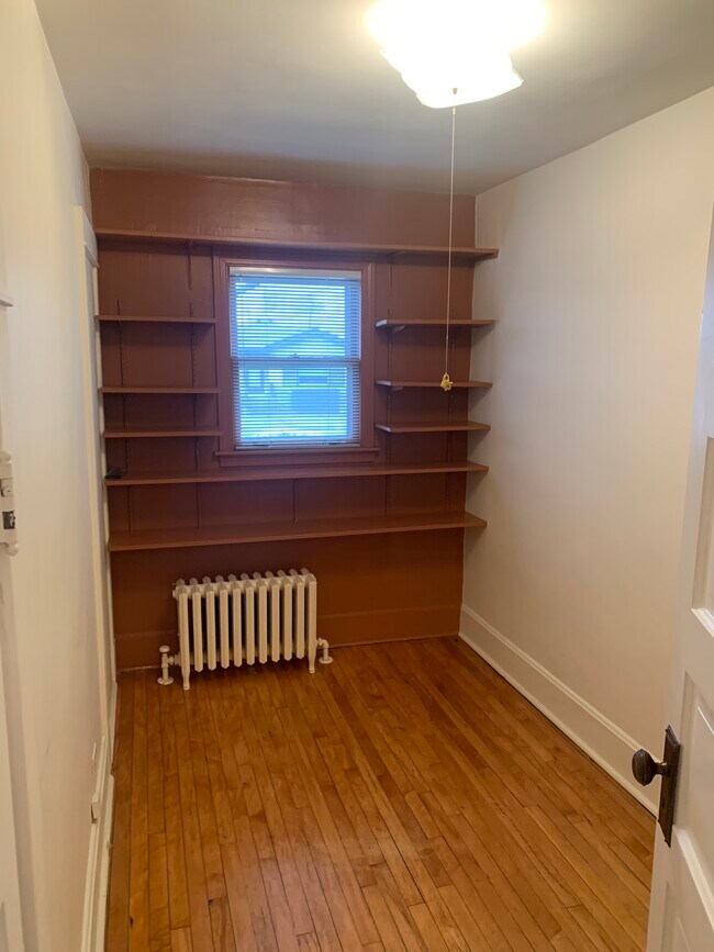 Room - 5231 N Mulligan Ave