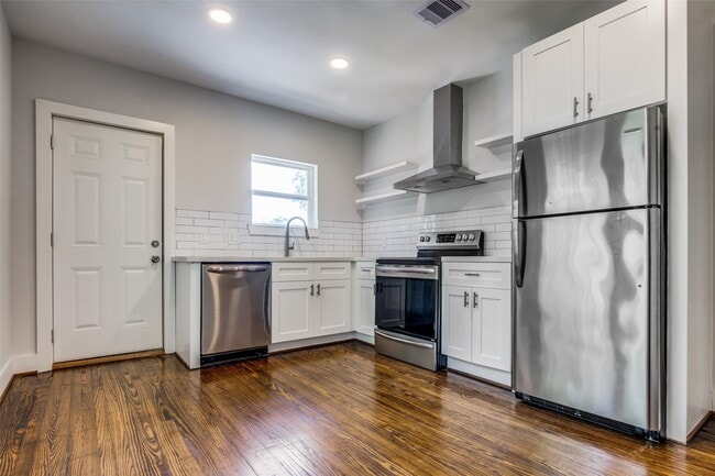 Building Photo - 2221 Rosewood St