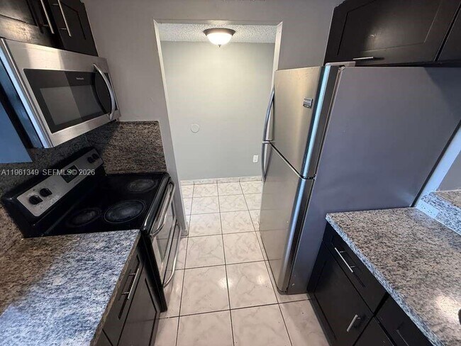 Foto del edificio - 2721 NW 23rd Ct