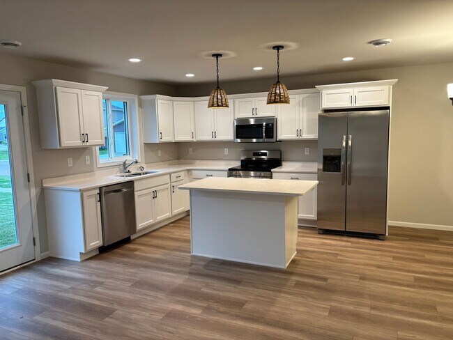 Building Photo - Spacious & Stylish 3-Bed Home with Modern ...