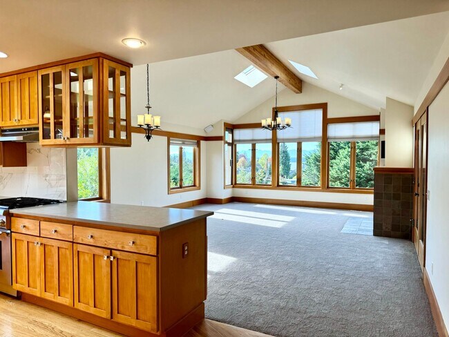 Building Photo - Edmonds Home