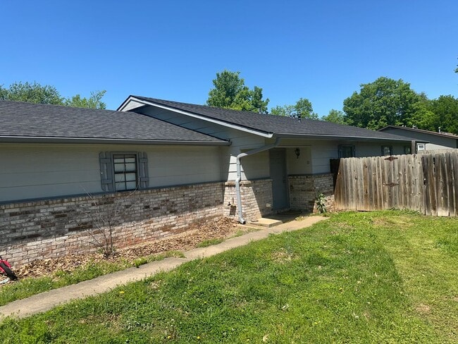 Photo - 2 Bedroom, 1 Bathroom, Right side of Duplex with fenced-in backyard and 1x Car Garage House