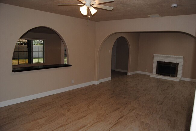 Foto del edificio - 8817 Butternut Ave