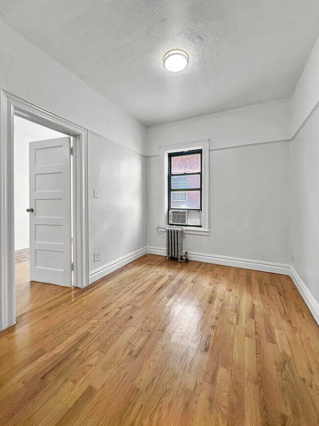 Foto del edificio - 292 E 3rd St