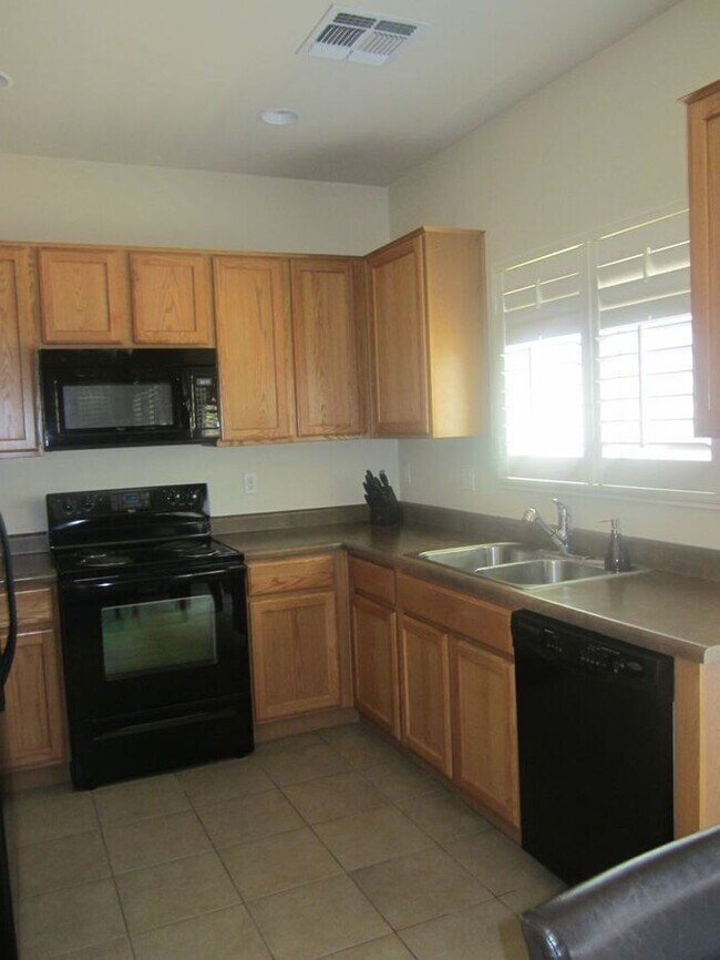 Foto del edificio - Adorable 2 story patio style with three spacious bedrooms and two full baths upstairs