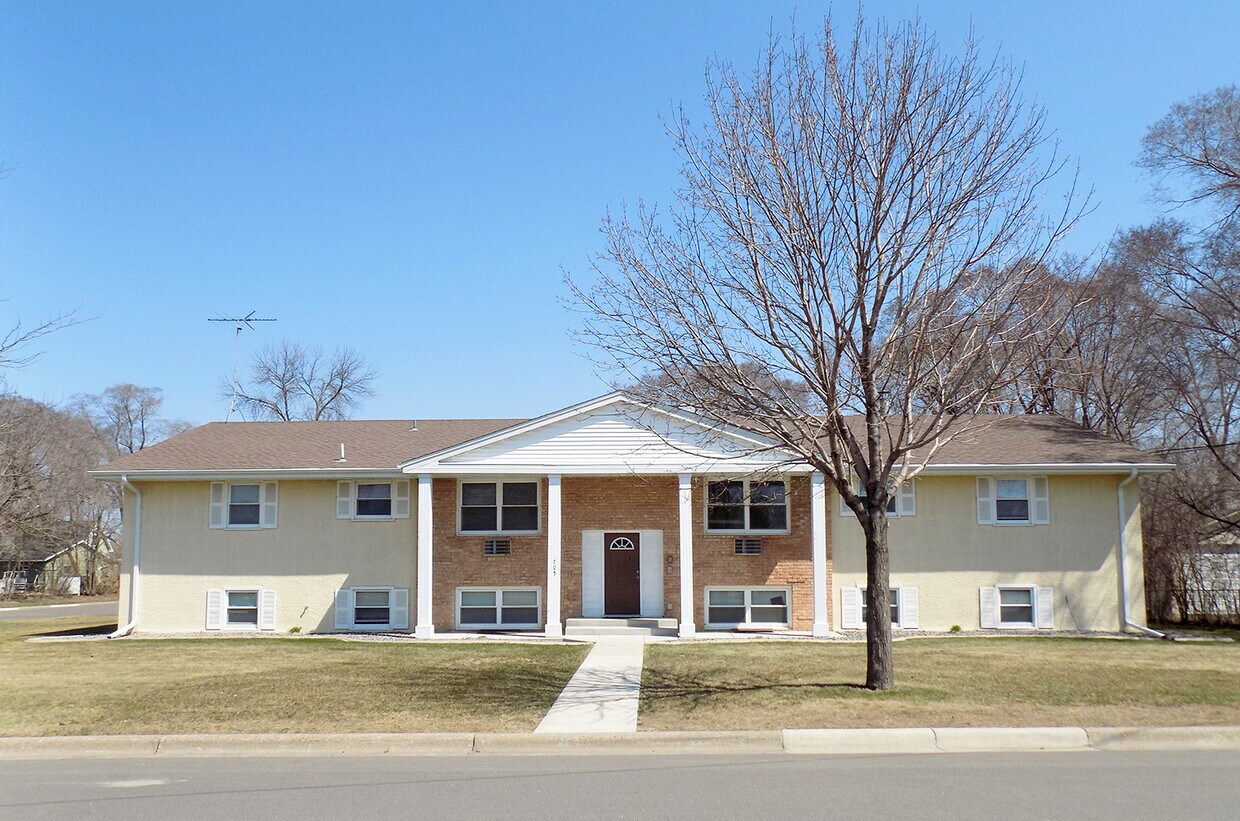 Foto principal - 705 W 3rd St