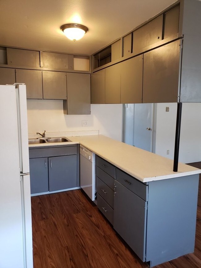 Foto del edificio - SPACIOUS 1 BEDROOM IN UPDATED PROPERTY!