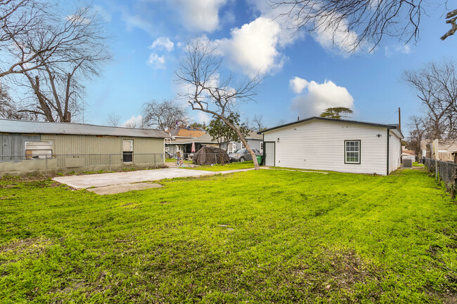 Building Photo - 304 Givens Ave