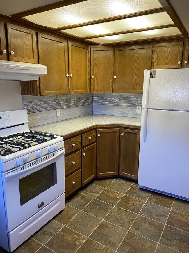 Building Photo - Large 1 bedroom  single level in town!