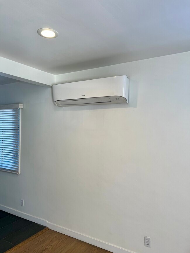 Sala de estar/mini split - 3466 Glendon Ave
