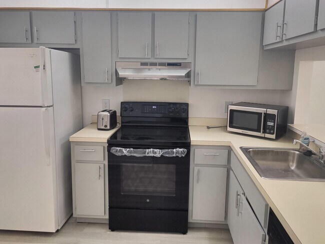 Building Photo - 6832 Palmetto Cir N