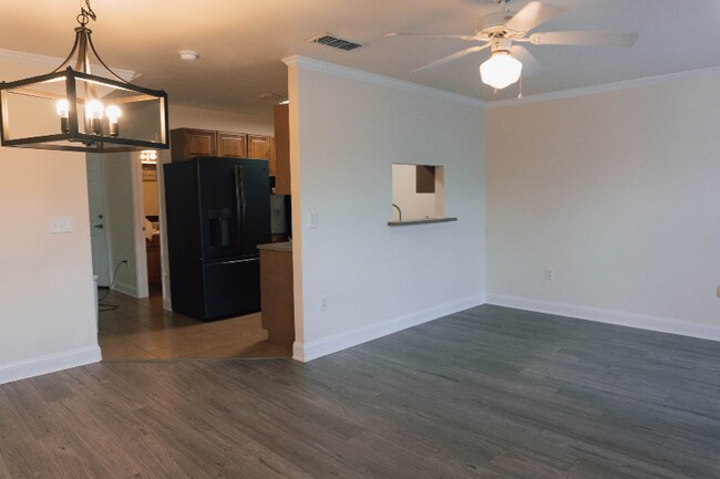 Foto del edificio - 750 Majestic Dr