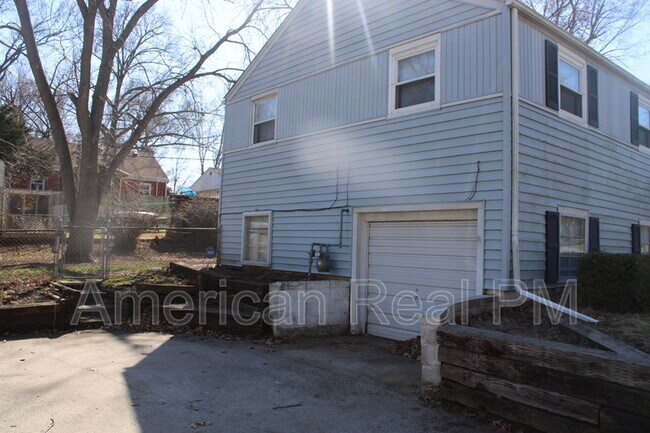 Building Photo - 613 NE 45th St