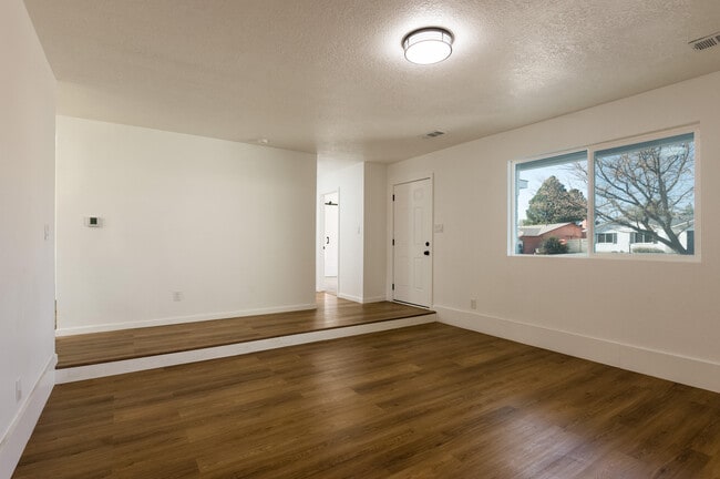 Foto del edificio - 12008 Golden Gate Ave NE