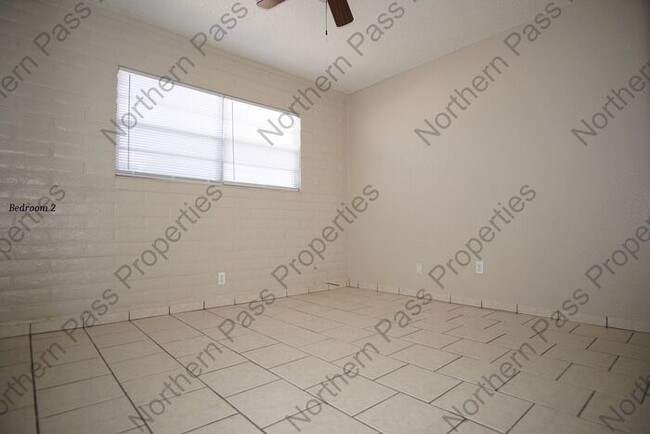 Building Photo - 2 Bedroom Duplex with Yard!