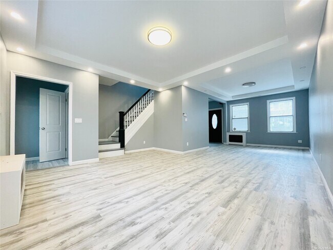 Foto del edificio - 66-28 Saunders St