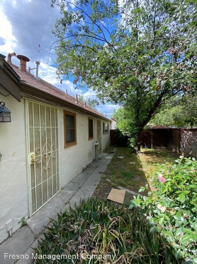 Building Photo - 581 N Yosemite Ave