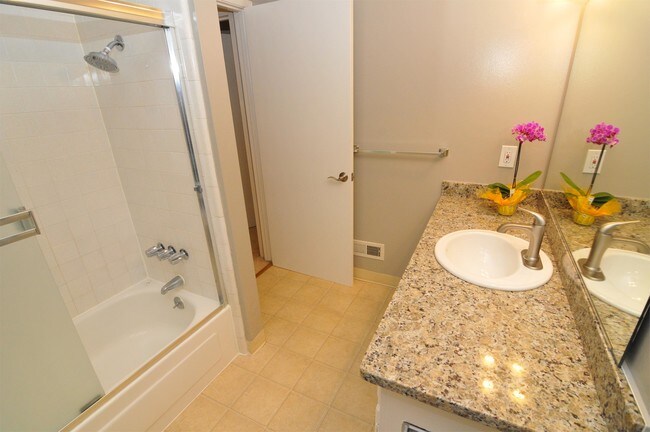 Building Photo - 135 Acalanes Dr