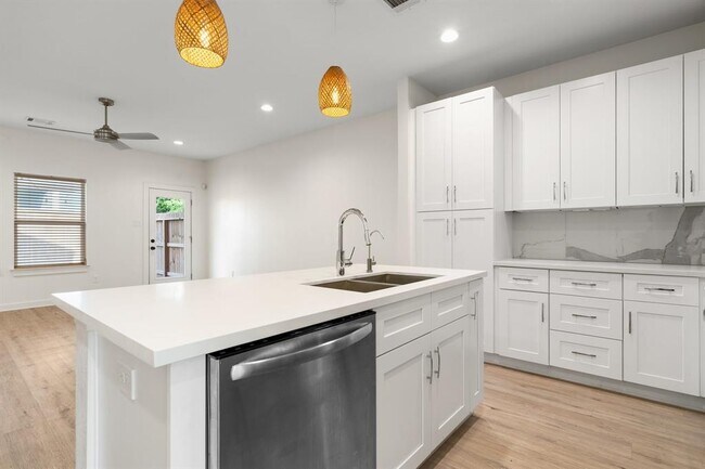 Foto del edificio - 5710 Elysian St