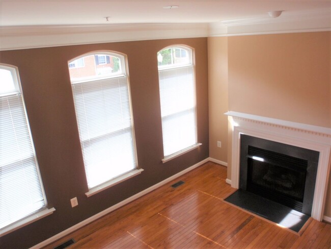 Building Photo - Spacious 3 bed 2.5 Bath Brick Townhouse in...