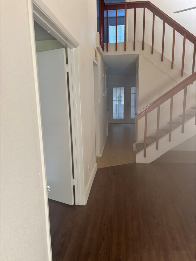 Building Photo - 13609 Hollowgreen Dr