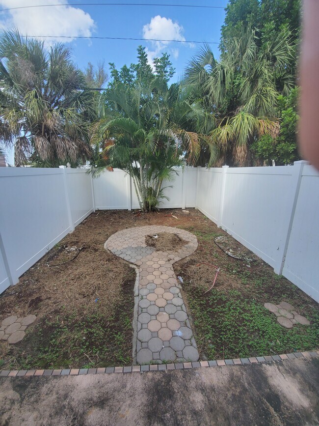 Building Photo - 313 57th Avenue Dr E