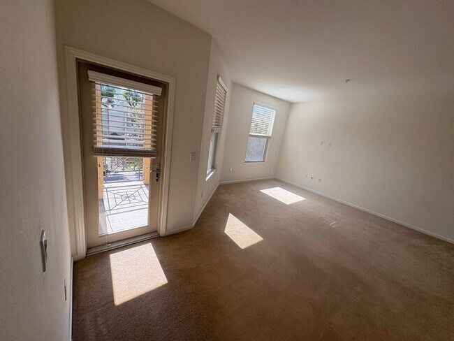 Entrada al patio - 128 N Oak Knoll Ave