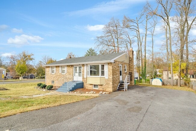 Front View - 900 E Tantallon Dr