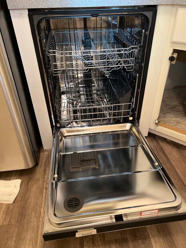 Brand new dishwasher - 45 Windsor Pass