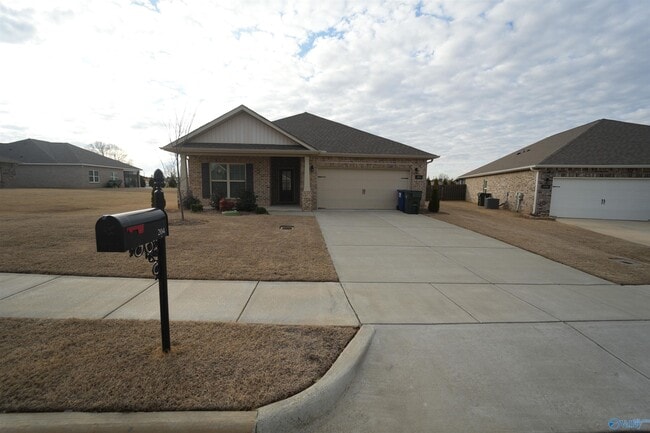 Building Photo - 204 Joan Cir