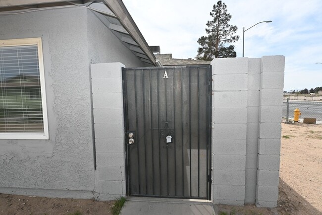Foto del edificio - 2334 N Lamb Blvd