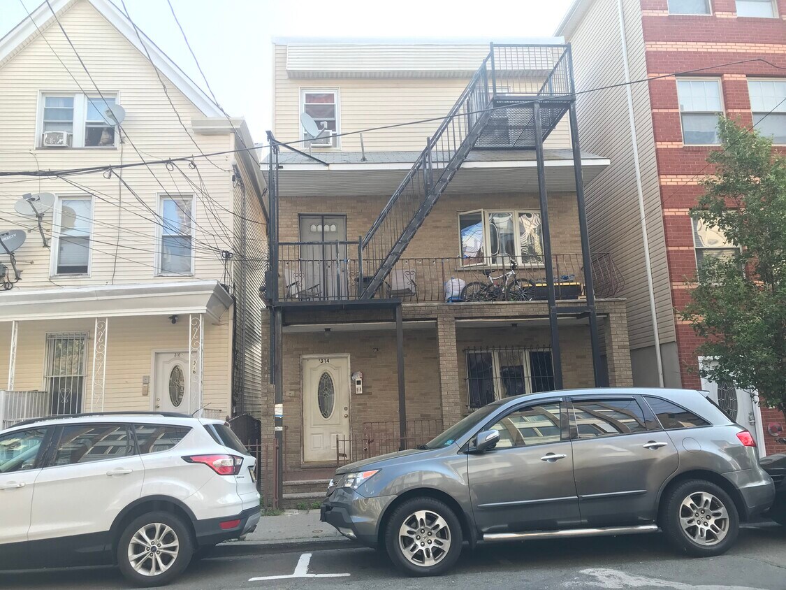 Building Photo - 314 37th St