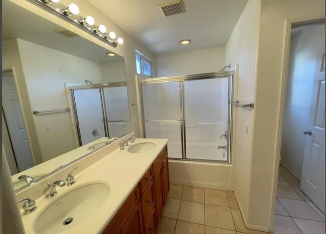 Foto del edificio - 8675 Falmouth Ave