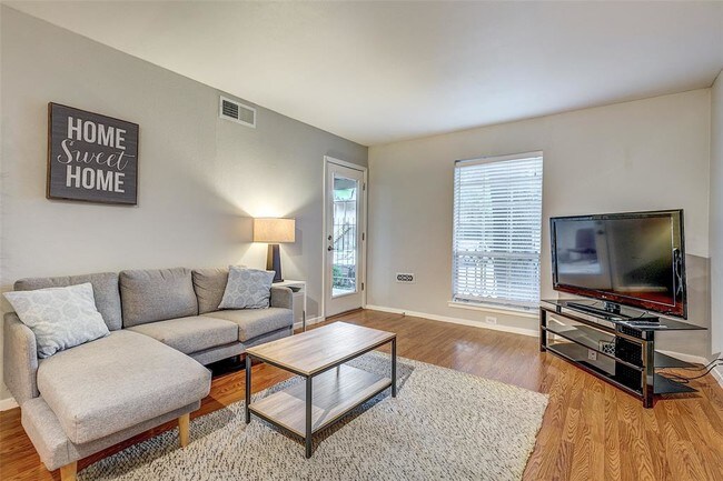 Foto del edificio - 5306 Fleetwood Oaks Ave