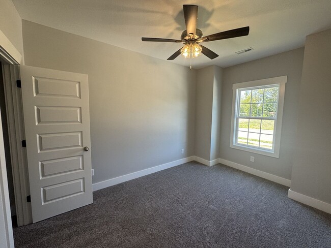 Foto del edificio - 4 Bedroom 3 Bath Luxury Home Near Madison ...