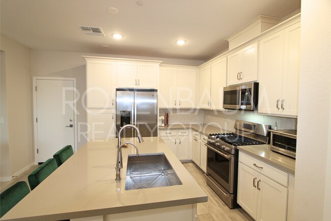 Building Photo - Stunning 3-beds, 2.5-baths townhome in the...