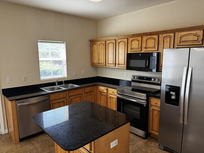 Building Photo - "Spacious 3-Bed Townhouse Oasis with 2.5 B...