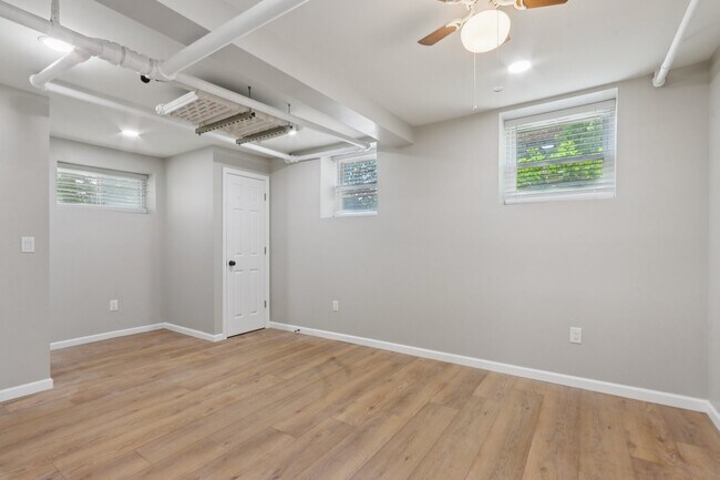 Foto del edificio - 2534 N Farwell Ave