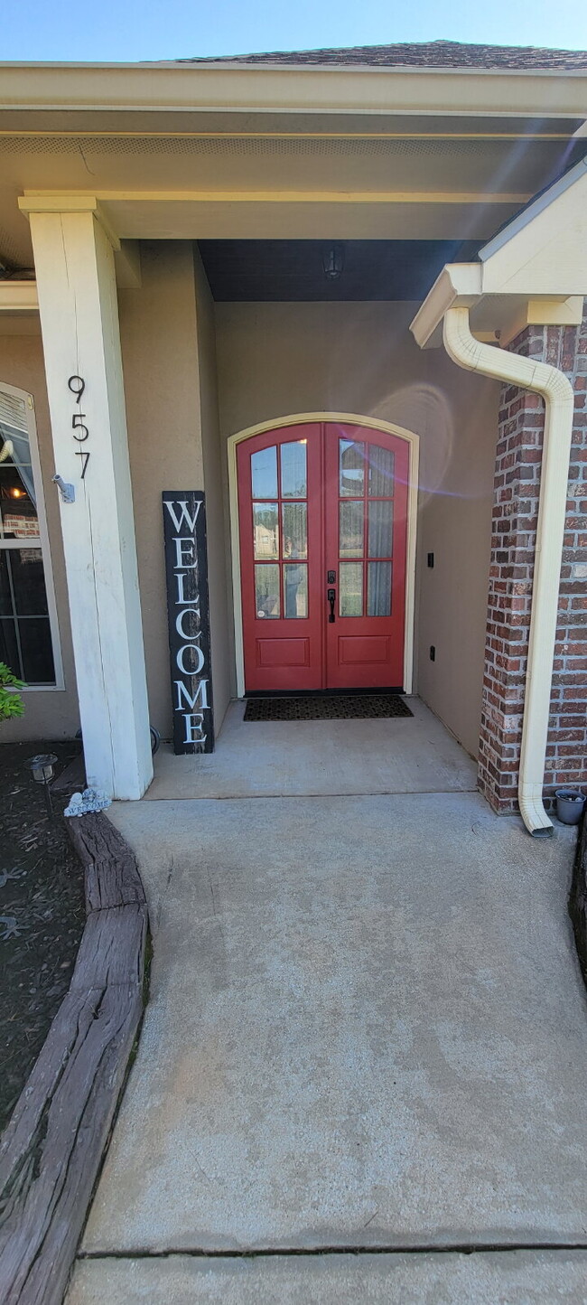 Foto del edificio - 4 bedroom, 2 bath house on 1 acre, 10 minu...