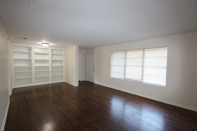 Building Photo - 3325 Paluxy Dr