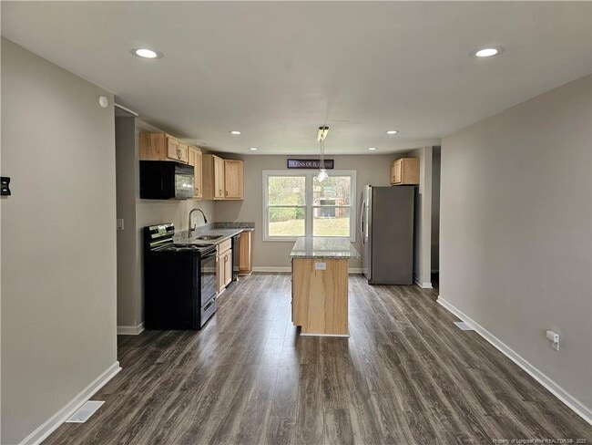 Building Photo - 717 Varsity Dr