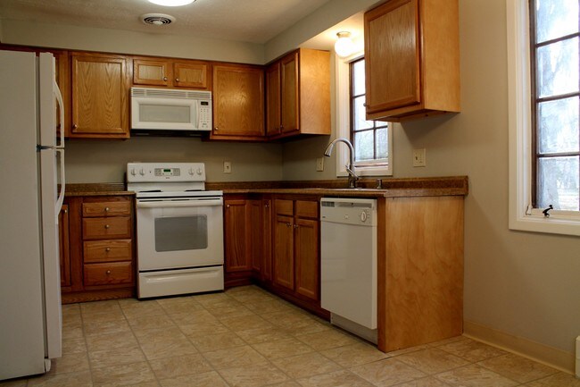 Building Photo - 2090 Newbury Dr